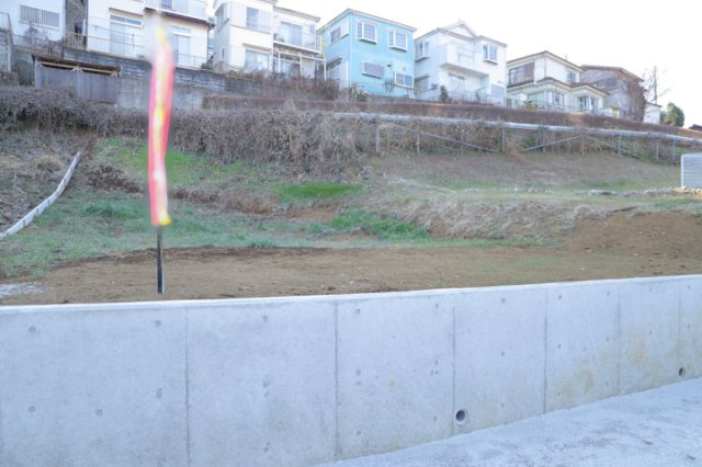 【外観】 | 土地を買う際、住む地域の自治体や福祉の補助制度にも注目してみましょう。子供や老人の医療補助やゴミ出しのルールなど、自治体によってルールに大きな違いがあるため、暮らしやすい土地で判断するとよいでしょう。