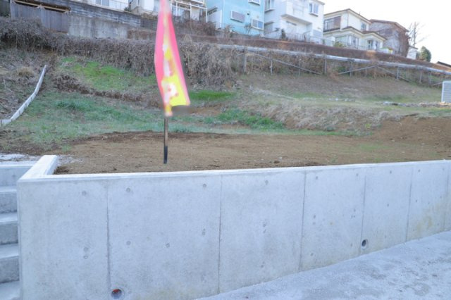 【外観】 | 土地の前の道路に消火栓が設置されていることがあります。この場合、道路交通法第45条第1項により、駐車禁止の場所が指定されています。そのため、車庫などの駐車スペースをつくることができない場合があります。