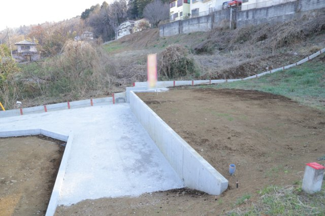 【外観】 | 現地に行くなら、物件の周囲の地形がどうなっているかを見ることも大切です。周辺より低くなっている土地では、大雨などで水が集まりやすいため、地盤が弱くなっているということも考えられるため、注意が必要です。