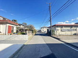 【前面道路含む現地写真】 | 3LDK。家事・動線に優れた間取り♪
パントリー、ウォークインクローゼット、シューズインクローゼットなど収納スペース豊富にご用意。天候に左右されない嬉しいルーフバルコニー付き♪駐車スペース2台可能！
