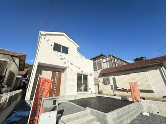 【外観】 | 3LDK。家事・動線に優れた間取り♪
パントリー、ウォークインクローゼット、シューズインクローゼットなど収納スペース豊富にご用意。天候に左右されない嬉しいルーフバルコニー付き♪駐車スペース2台可能！
