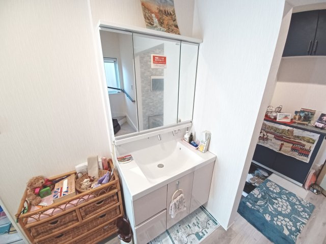 比企郡川島町大字中山 中古戸建の独立洗面台|１階洗面台
朝の支度にも助かる、独立の洗髪洗面化粧台