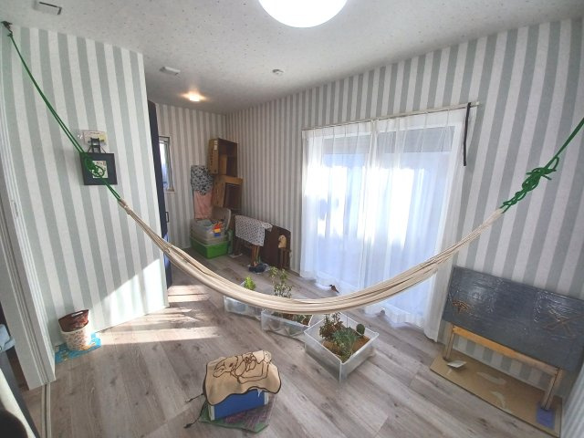 比企郡川島町大字中山 中古戸建の洋室|１階7.2帖洋室
ハンモックをかけるフックを設置