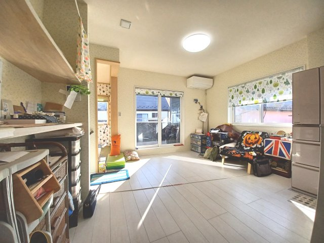 比企郡川島町大字中山 中古戸建の居間・リビング|2階ＬＤＫ
陽の光が降り注ぐ13.4帖のリビングです