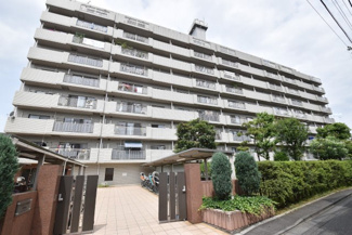 【外観】 | 手入れの行き届いた外壁やエントランスなど、「見ればわかる」レベルで清潔感を保ったマンションです。築年数を感じさせない姿で皆様をお出迎えします。～即日のご見学可能～　お問合せはお気軽にどうぞ。