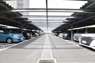 【駐車場】 | マンションの駐車場スペース。空きの有無や駐車料金、サイズ規定などについては、改めてお問い合わせください。～即日のご見学可能～　お問合せはお気軽にどうぞ。