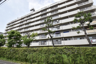 【外観】 | 青空によく映える建物です。手入れの行き届いた外壁やマンション正面エントランスなど、綺麗な姿をぜひ一度、現地にてご覧ください。～即日のご見学可能～　お問合せはお気軽にどうぞ。