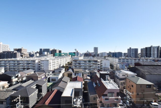 【展望】 | 眼前に広がる空の雄大さと、このお部屋の自慢の一つである「眺望」をご覧ください。毎日、この景色を独り占めできる新生活に夢が広がります。～即日のご見学可能～　お問合せはお気軽にどうぞ。