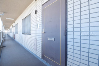 【その他共用部分】 | 皆様をお迎えする、お部屋の玄関ドア。開けやすさや開放角度、ドアノブの操作しやすさや鍵の形状などを、現地で一度ご確認ください。～即日のご見学可能～　お問合せはお気軽にどうぞ。