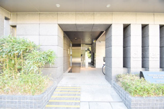 【エントランス】 | オートロックを備えた、マンションのエントランス。やはりセキュリティの観点は欠かすことができません。皆様を“安全”に送り出し、出迎えてくれます。～即日のご見学可能～　お問合せはお気軽にどうぞ。