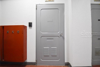 【その他共用部分】 | 皆様をお迎えする、お部屋の玄関ドア。開けやすさや開放角度、ドアノブの操作しやすさや鍵の形状などを、現地で一度ご確認ください。～即日のご見学可能～　お問合せはお気軽にどうぞ。