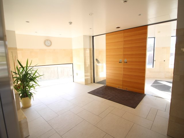 ルミエールウエストのエントランス