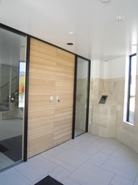 ルミエールウエストのエントランス