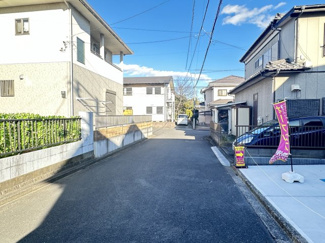 【前面道路含む現地写真】 | 3LDK。全居室6帖以上のゆったりとした間取り。
ウォークインクローゼットを各お部屋に完備！シューズインクローゼットもあります。
収納豊富で暮らし心地を重視しました。
南向きバルコニーで日当たり良好♪
