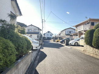 【前面道路含む現地写真】 | 3LDK。全居室6帖以上のゆったりとした間取り。
ウォークインクローゼットを各お部屋に完備！シューズインクローゼットもあります。
収納豊富で暮らし心地を重視しました。
南向きバルコニーで日当たり良好♪