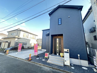 【外観】 | 3LDK。全居室6帖以上のゆったりとした間取り。
ウォークインクローゼットを各お部屋に完備！シューズインクローゼットもあります。
収納豊富で暮らし心地を重視しました。
南向きバルコニーで日当たり良好♪