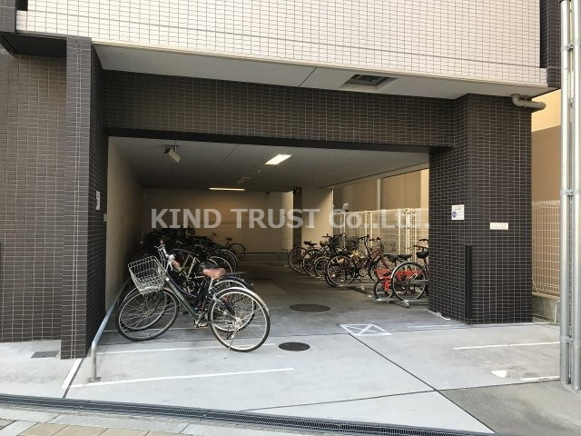アドバンス東梅田アクシスのその他共用部分|屋根付き駐輪場です