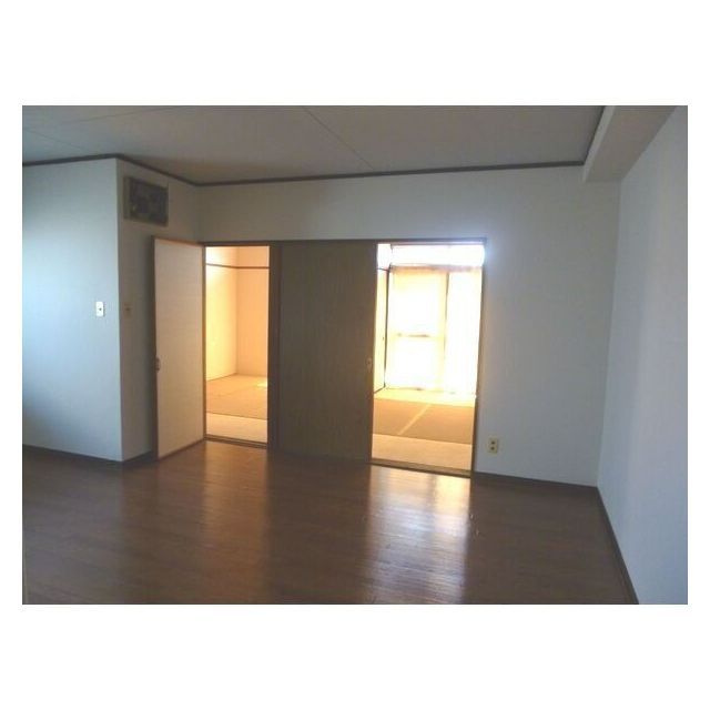 岐阜市茜部菱野１丁目のアパートの居間・リビング