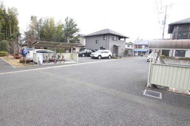 クレストコートBの駐車場