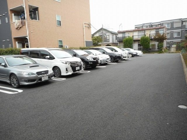 シャトーエクセランの駐車場