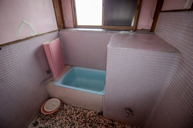 足利市大正町の中古一戸建の浴室|大きな窓も有り、湿気対策にもなる換気もできますね！