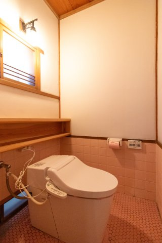 足利市大正町の中古一戸建のトイレ|掃除の手間が少なく、節水効果を期待できるタンクレストイレです(^ ^)