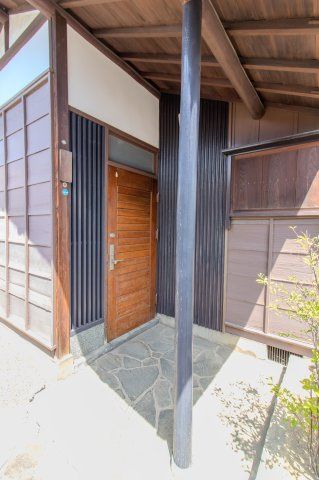 足利市大正町の中古一戸建の玄関|玄関ポーチ付きなので、雨避けなどに便利です(^ ^)