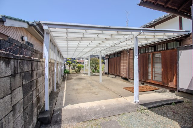 足利市大正町の中古一戸建の駐車場|大切なお車を守れるカーポート付きです(^^)