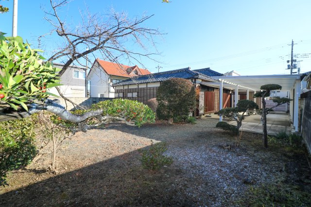 足利市大正町の中古一戸建の庭|四季折々の草花や木々を育てて、庭の表情を変化させるのも素敵ですね！