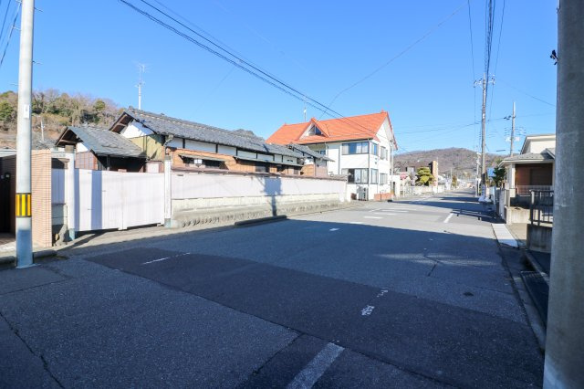 足利市大正町の中古一戸建の前面道路含む現地写真|見通しの良い接道で、周辺交通量も少なく閑静な住環境です。