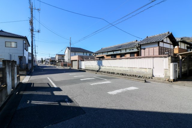 足利市大正町の中古一戸建の前面道路含む現地写真