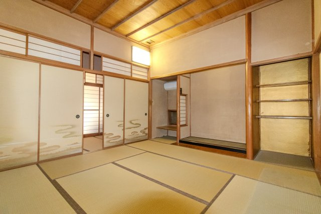 足利市大正町の中古一戸建の和室|続き和室にもなるので、くつろぎの場や来客対応、寝室など多目的に活用できる便利な空間になります(^^)