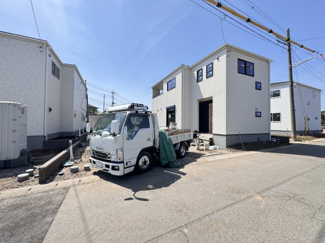 新築　北群馬郡吉岡町大久保第7　Livele Garden.S　2号棟の駐車場|現地写真　 駐車スペース広々！並列で３台+1台置けます♪					
