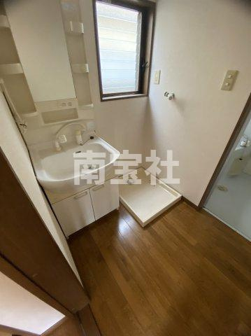 【洗面所】 | シャワー付き洗面台です