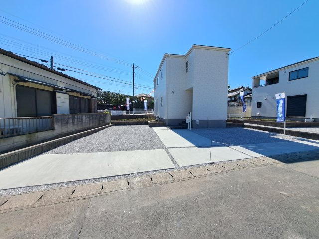 新築　北群馬郡吉岡町大久保第7　Livele Garden.S　3号棟の駐車場|現地写真　 駐車スペース広々！並列で4台置けます♪					
