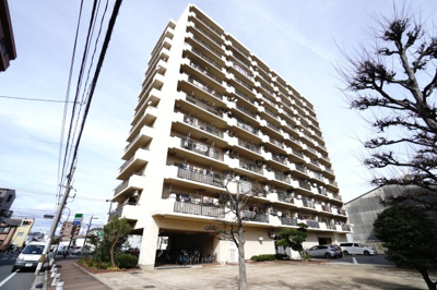 【外観】 | 【上質リノベ】パルハイツ東雲 | 【耐震性】
耐震性の高さを判断するポイントは、
建築確認申請日が1981年6月1日以降の
新耐震基準に適合しているかどうか。
震度６程度の大地震でも
建物が崩壊しないレベルが基準になりました。