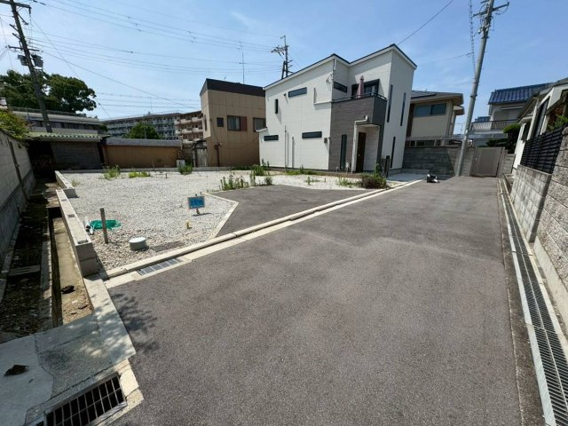 ルミエールタウン天美パート2の前面道路含む現地写真|閑静な住宅街の中にあり、落ち着いた雰囲気の分譲地です。小学校、スーパー、病院、公園も揃っていますので、子育てファミリーに嬉しいですね☆
開発が進む天美エリアでの分譲です。