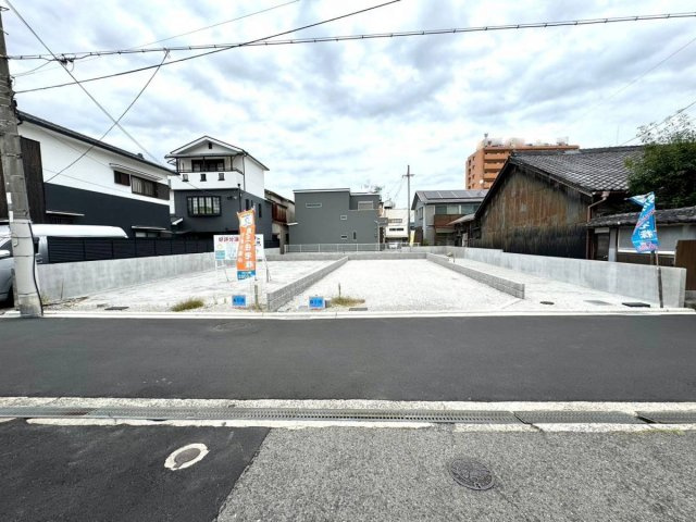 ルミエールタウン高見の里3期の前面道路含む現地写真|全区画30坪以上、全て南向きです！お車も全て2台駐車可能です！自由設計がしやすい土地広の分譲地です。嬉しい標準設備もたくさん！自分好みのカスタマイズのマイホーム造りができます☆