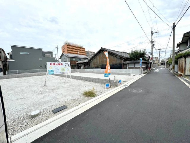 ルミエールタウン高見の里3期の前面道路含む現地写真|便利な立地にありながら、大通りから少し中に入っていますので、住環境はとても静か♪閑静な住宅街の中にあるので、日々の生活はとても静かにお過ごし頂けます!
土地広、新築、2階建ての分譲地です！