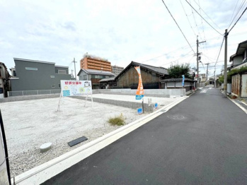 便利な立地にありながら、大通りから少し中に入っていますので、住環境はとても静か♪閑静な住宅街の中にあるので、日々の生活はとても静かにお過ごし頂けます!
土地広、新築、2階建ての分譲地です！