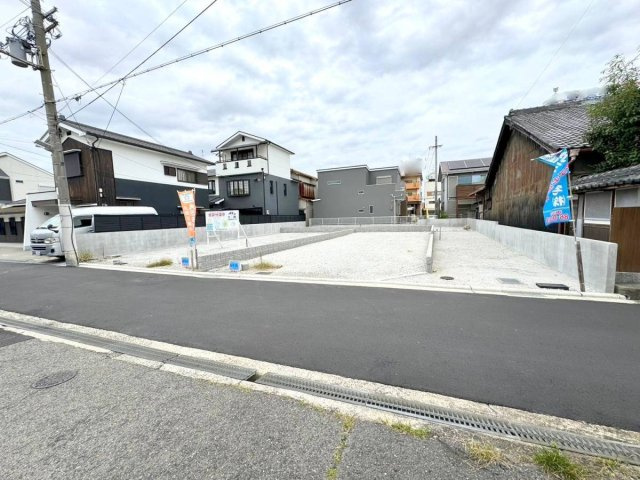ルミエールタウン高見の里3期の前面道路含む現地写真
