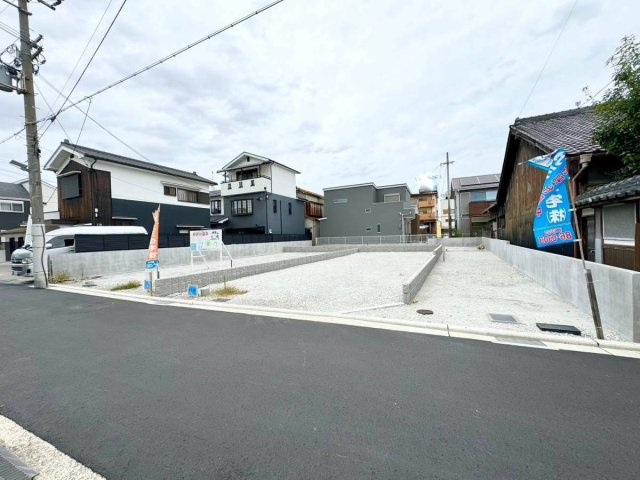 ルミエールタウン高見の里3期の前面道路含む現地写真