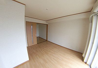 和泉市伯太町５丁目のアパートの居間・リビング|ゆったりとした居間です