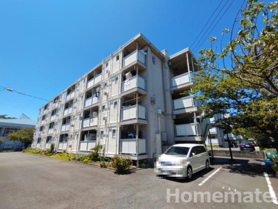 【外観】 | ビレッジハウス鎌倉8号棟 | 駐車場があるので、車を買う予定の方も安心です