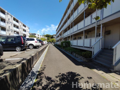 【駐車場】 | ビレッジハウス鎌倉8号棟 | 落ち着いたエントランスです