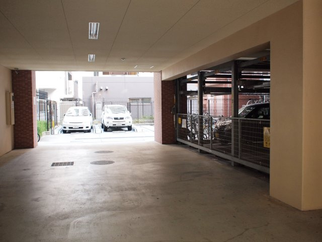 グランシス難波西の駐車場