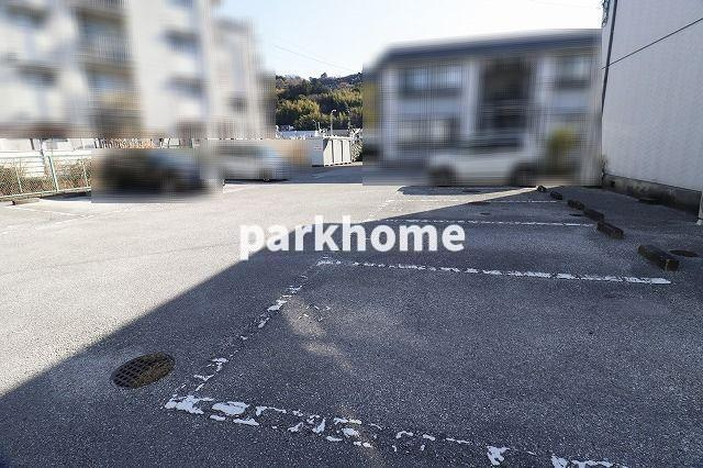 サンビレッジれんげ草 A棟の駐車場|駐車場完備です