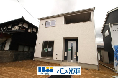 【外観】 | クレイドルガーデン山口市朝田第5（1号棟） | 明るい日差しが差し込む現地。車もゆったり駐めることができます。ぜひ現地をご覧ください。
