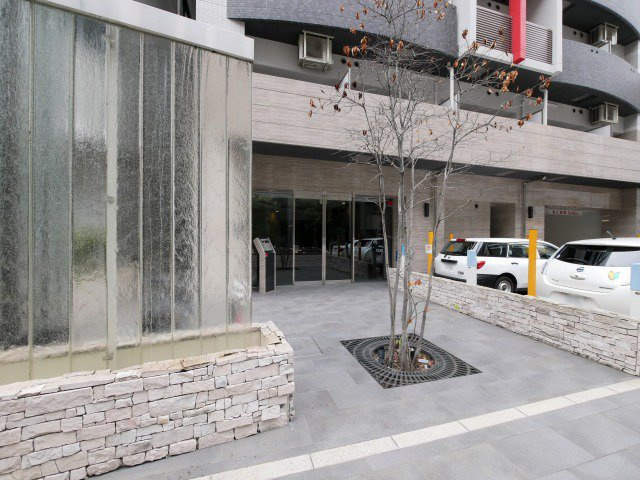 SERENiTE本町エコートの駐車場