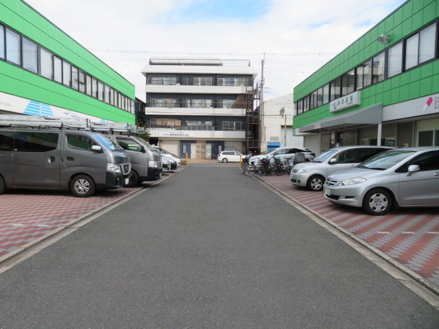 大阪市生野区巽中２丁目の倉庫の駐車場